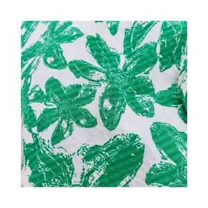 महिलाओं की पोशाक के लिए 100% सूती हरे फूल सफेद ग्राउंड डिजिटल प्रिंट जेकक्वार्ड फैब्रिक