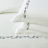 Parure de lit blanche minimaliste brodée à rayures, résistante aux plis, haute densité de fils, qualité supérieure, pour appartement d'affaires (vente en gros)