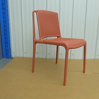 Chaises de salle à manger en polypropylène bon marché, nouvelle conception, robustes, empilables, sans accoudoirs, en plastique, pour restaurant