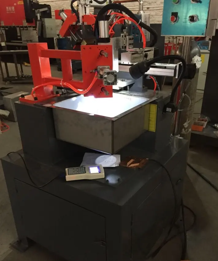 Machine de soudage à deux axes Machine de soudage par points ronde automatique de pièces métalliques de plaque d'aluminium d'acier inoxydable