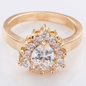 Anillo de Compromiso de Lujo Vintage con Circonita Cúbica en Forma de Corazón, Chapado en Oro de 18K, con Halo de Cristales Pavé para Mujer - Product Image 5