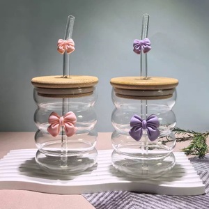 Vaso de Vidrio de Borosilicato Alto Personalizado de 300 ml, Bonito Diseño de Lazo, Reutilizable, Portátil, con Tapa de Madera de Bambú y Pajita de Mariposa - Product Image 1