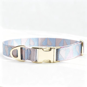 Kerah anjing peliharaan tenun Jacquard kustom pola hati Logo kustom dengan gesper mewah antikarat emas - Product Image 4