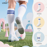 Chaussettes de football renforcées à rayures, profil mince, pour crampons, avec tableau de tailles, rayures blanches à trois couleurs sur le bord, pour une adhérence sécurisée sur le terrain