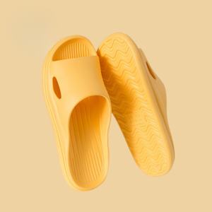 Différents styles et couleurs. Chaussons confortables et élégants. Design antidérapant pour pantoufles de salle de bain en fourrure pour adultes - Product Image 3