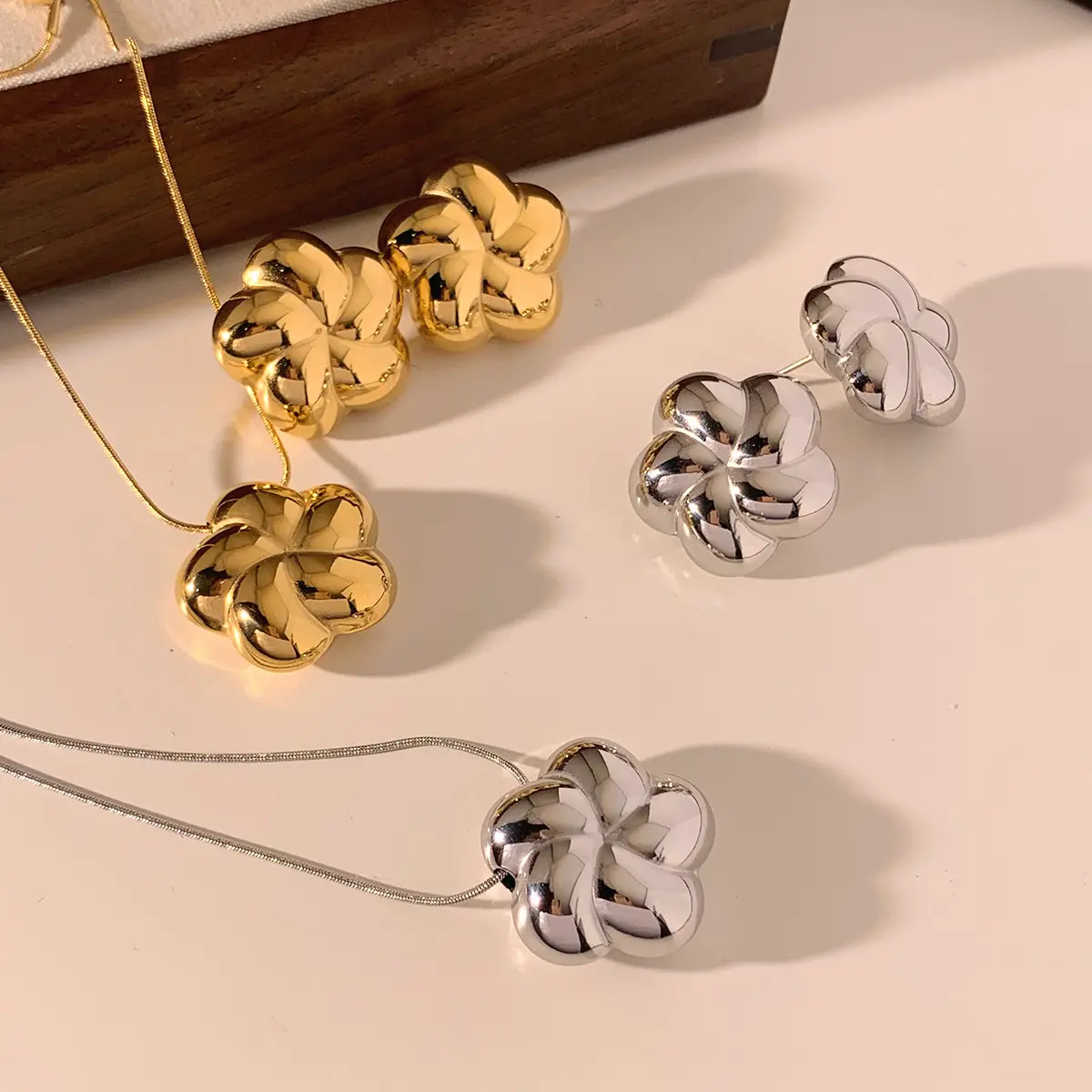 Nuovissimo Set di collana di orecchini in acciaio inossidabile con fiori tridimensionali con fiori di moda di personalità