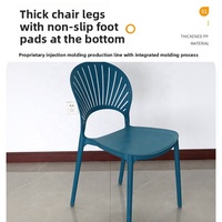 Chaise de salle à manger moderne et minimaliste en plastique avec dossier épaissi ajouré en forme d'éventail pour la maison, les restaurants et l'extérieur