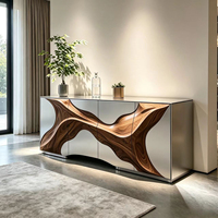 Buffet 4 portes en fibre de verre argenté métallisé avec panneau sculpté à grain de bois naturel fluide pour mobilier d'entrée de villa haut de gamme