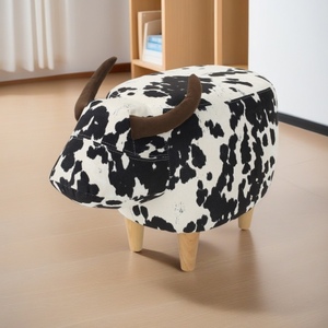 Poggiapiedi per bambini in velluto bianco e nero a forma di mucca