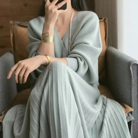 Vendeurs de vêtements hiver mode jupe plissée chauve-souris lâche côtelé col en v multicolore tricoté deux pièces ensemble femmes costume