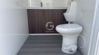 Remorque de toilettes portables de luxe à 2 postes avec réservoirs d'eau – Toilettes de luxe pour aire de jeux