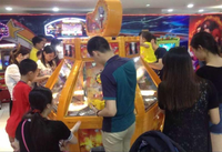 Machine à poussoir de pièces classique pour 6 joueurs avec prix en jetons pour centre de jeux et fête foraine