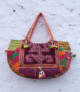 Bolsos Banjara Artesanales Indios de Patchwork Estilo Mediados de Siglo, Étnicos, Bordados a Mano, con Dos Correas, a un Precio Increíble - Product Image 1