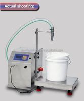 Machine semi-automatique haute vitesse et grand volume pour le remplissage et le pesage quantitatif de liquides (boissons) en verre/plastique, à haut débit et haute pression d'eau