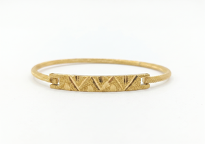 DIVYORO Bracelet de mariée plaqué or de luxe pour femme, style Kada, avec design texturé minimaliste et pièce centrale géométrique - Product Image 1