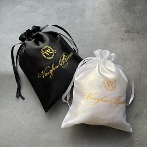Bolsa de satén de lujo con cordón, logotipo dorado personalizado impreso, bolsa de satén blanca para empaque de joyería - Product Image 6