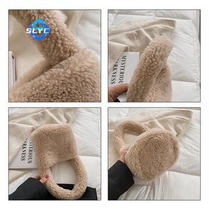 Маленькая пушистая сумка из искусственного меха для девочек с индивидуальным логотипом, простой модный плюшевый теплый красивый косметический мешок для детей в школе - Product Image 3