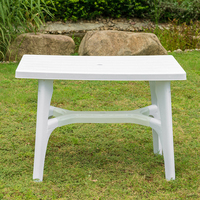 Ensemble table et chaises en plastique pour restaurant