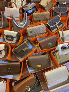 Paca de Bolsos de Lujo de Diseñador Ukay Brillantes para Mujer de Fábrica Lote Escolar por Caja Nuevos de Marca Premium 45 Piezas por Caja - Product Image 6