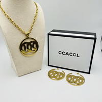 Parure Collier et Boucles d'Oreilles Géométriques Vintage en Acier Inoxydable Plaqué Or 18K de Marque de Créateur pour Femme – Idéale pour Cadeau ou Soirée