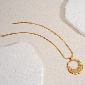 Collier en acier inoxydable 304 plaqué or 18 carats de haute qualité avec pendentif rond creux plaqué or 18 carats conçu pour les femmes - Product Image 6