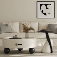 Ensemble de tables basses rondes vintage de luxe, table de salon minimaliste avec espace de rangement, exsudant une sophistication