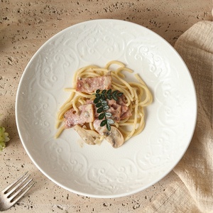 Assiette à vaisselle en céramique blanche Vaisselle à tendance nationale en relief de grande valeur Assiette ronde profonde pour le ménage et l'hôtel - Product Image 2