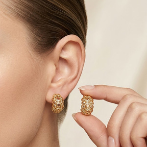 Pendientes EKA-178 de Oro con Circonita Redonda en Forma de U, Pendientes de Moda para Mujer, Joyería Elegante para Otoño e Invierno - Product Image 1