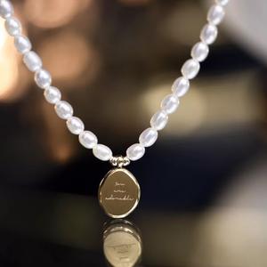 Collar de Perlas de Agua Dulce Naturales con Forma de Arroz, Versátil, Informal, con Diseño de Letras Inglesas y Luz Intensa - Product Image 1