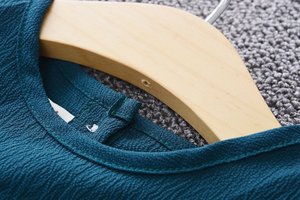 Vêtements en gros pour filles : T-shirts décontractés unis foncés et pantalons blancs, ensembles de survêtements à prix abordable, en provenance de fournisseur chinois - Product Image 2