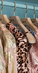 Abito su Misura <span class=keywords><strong>Lavinia</strong></span> per Uomo, Realizzato a Mano, Vestibilità Slim, con Appendiabiti Rotondo in Legno con Gancio - Product Image 4