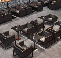 Ensemble de meubles de bar industriels modernes : fauteuil lounge en cuir de luxe et table sur piétement en marbre pour boîte de nuit
