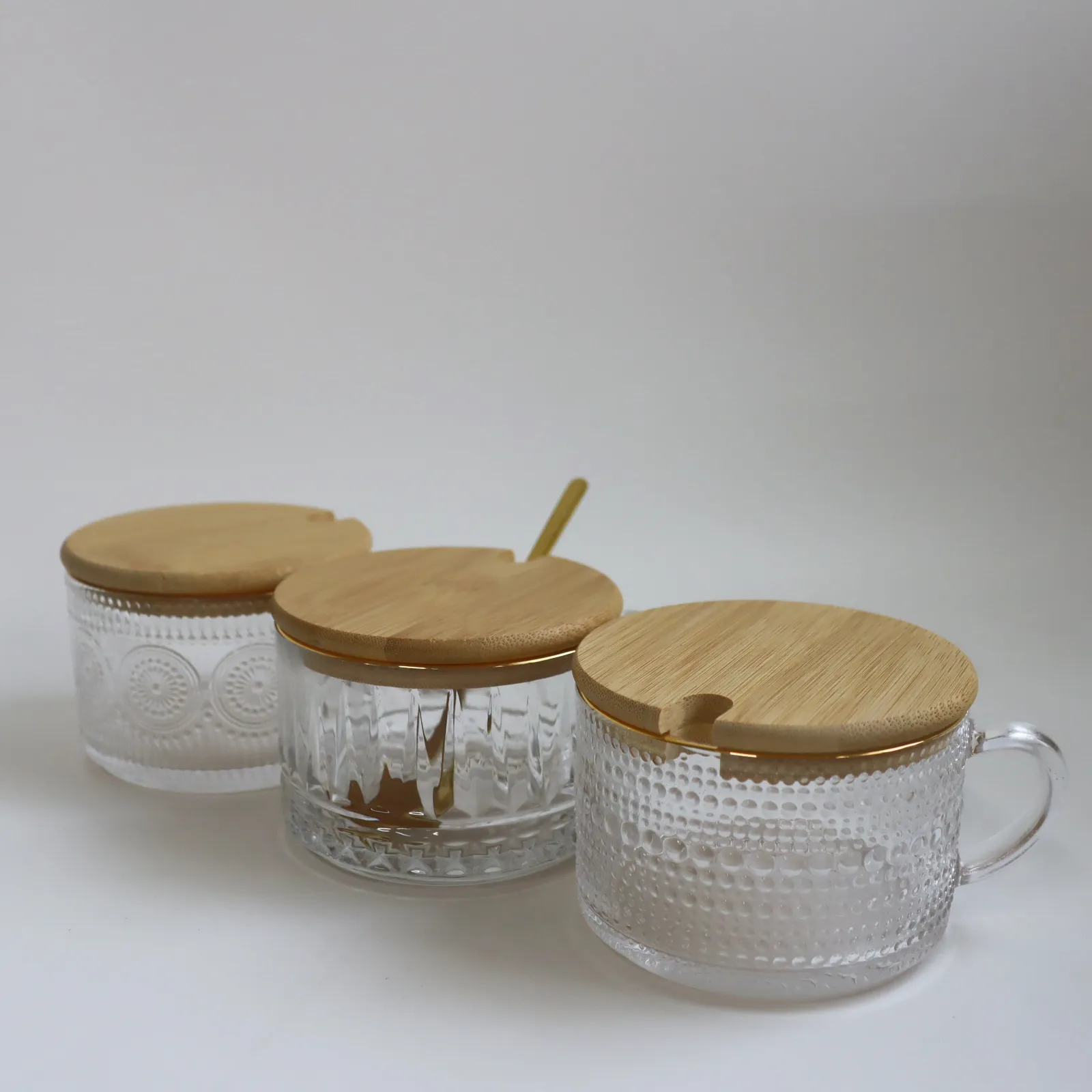손잡이가있는 뚜껑이있는 커피 잔 유리 대나무 뚜껑과 숟가락이있는 투명 양각 마시는 유리 컵 카푸치노 시리얼 요구르트