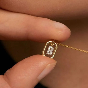 Collar Unisex de Moda con <span class=keywords><strong>Cadena</strong></span> Clavicular Chapada en <span class=keywords><strong>Oro</strong></span>, con Colgante Doble Oscilante con Iniciales en Inglés, Certificado CE NOHS - Product Image 3