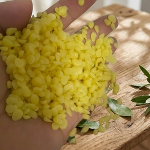 Pastilles de cire d'abeille dorée pour la fabrication de savon et les fournitures de bougies en gros - Product Image 1