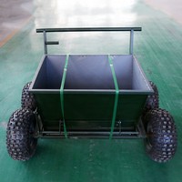 Équipement de remplissage de sable pour gazon synthétique destiné à la construction de terrains de sport, doté d'une conception compacte et d'un remplissage homogène.
