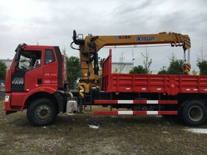 Camión de Servicio Pesado FAW J6P 6x4 con Plataforma de Carga, Grúa Hidráulica de 14T, Vehículo de Transporte Integrado - Product Image 4