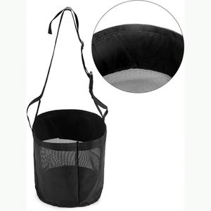 Muestra gratuita: Bolsa de malla resistente para alimento de caballos con correa ajustable y almohadilla cómoda para el cuello - Product Image 1