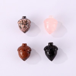 Pierre précieuse en quartz naturel de forme irrégulière, gravée et sculptée en forme de pignon de pin, style mascotte, pour décoration intérieure et bien-être - Product Image 3