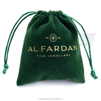 Sacs de faveur de mariage en velours vert foncé pour l'emballage de bijoux Petit sac de pochette de collier de perles avec cordon de serrage en velours avec logo doré