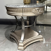Table console en bois massif sur mesure de luxe avec accents dorés sculptés à la main et plateau en marbre, design traditionnel pour salon et salle à manger