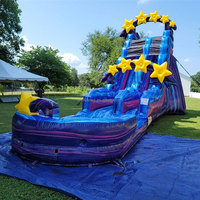Toboggan aquatique gonflable géant étoiles bleues et violettes