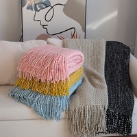 Plaid tricoté doux bicolore style nordique, couverture moelleuse en acrylique avec franges à pompons pour la décoration de canapé, couvre-lit et commandes en gros