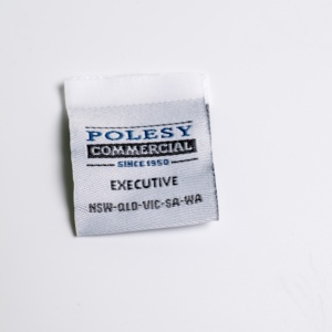 Étiquettes tissées de vêtements de mode avec étiquettes personnalisées de logo de marque pour vestes et uniformes - Product Image 1