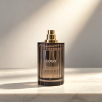 Vente en gros de flacons de parfum en verre vides personnalisés de 100 ml, avec pulvérisateur à pompe côtelé, bouchon noir et or, cylindre, boîte cadeau avec marquage à chaud