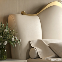 Cadre de lit en cuir véritable de luxe à design festonné, couleur crème moderne, lit double avec garniture en métal doré, mobilier de chambre principale