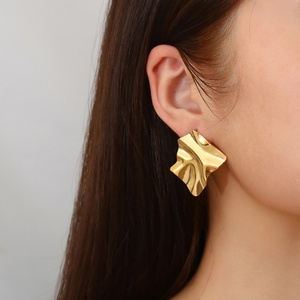 Pendientes de botón asimétricos, geométricos e irregulares de acero inoxidable chapado en oro de 18 quilates, elegantes y de moda, con textura única, para venta al por mayor. - Product Image 3