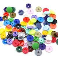 Fourniture en vrac de boutons-pression en plastique multicolore Attaches pour chaussures Sacs à dos Industrie textile-Matériau Pom pour les besoins de fixation