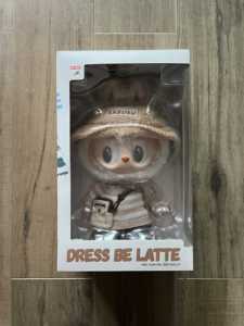 Poopmart Officiel Original the MONSTERS DRESS BE LATTE LABUBUU Poupée en vinyle et peluche Latte, Art décoratif tendance et de collection, Cadeau - Product Image 5