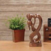 Artisanat en teck de qualité supérieure fait main, sculpture 'V-Day Kiss', art artisanal, design gravé, surface polie à la main, décoration de table